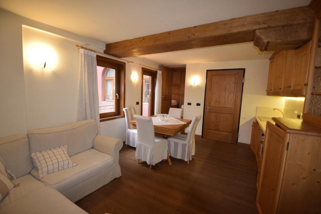 un soggiorno con un divano e un tavolo di Bicamere Piazza Carli ad Asiago