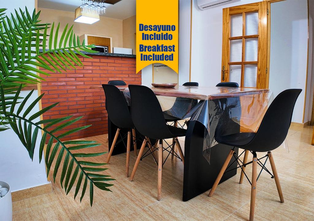 une salle de conférence avec une table et des chaises noires dans l'établissement Apartalux Supreme Suite, à Carboneras