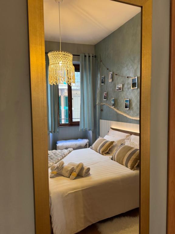 Een bed of bedden in een kamer bij Centro Storico Suites Sarnico