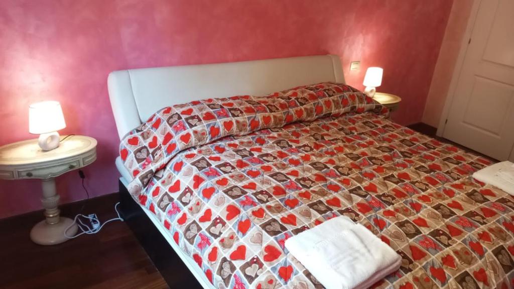 een bed in een slaapkamer met 2 lampen op tafels bij Happy Home Apartament in Arezzo