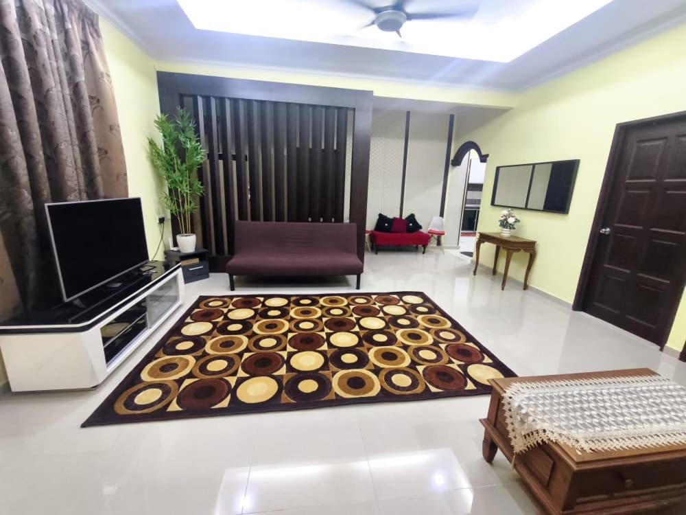 ein Wohnzimmer mit einem Tisch mit Donuts drauf in der Unterkunft Dreamy Stay Penang in Butterworth