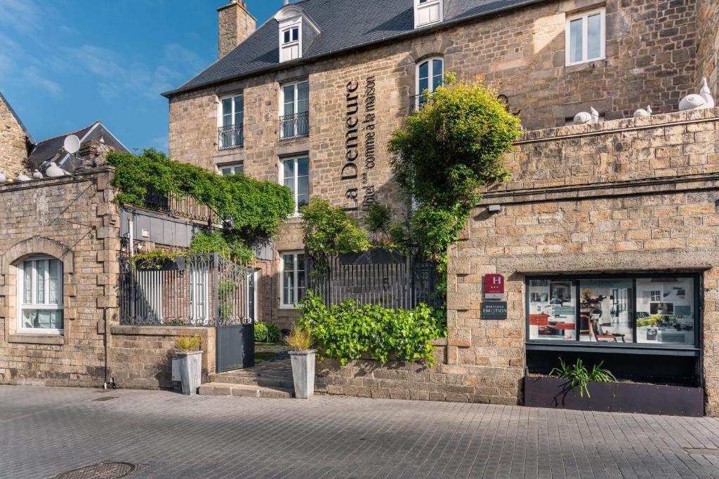 un edificio in mattoni con un negozio di fronte di La Demeure a Guingamp