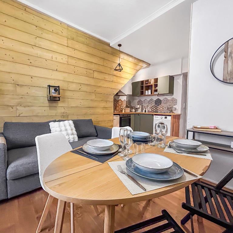 a dining room with a table and a couch at Douceur de Vivre à Vichy, T1B, Cosy& Lumineux, 4p in Vichy