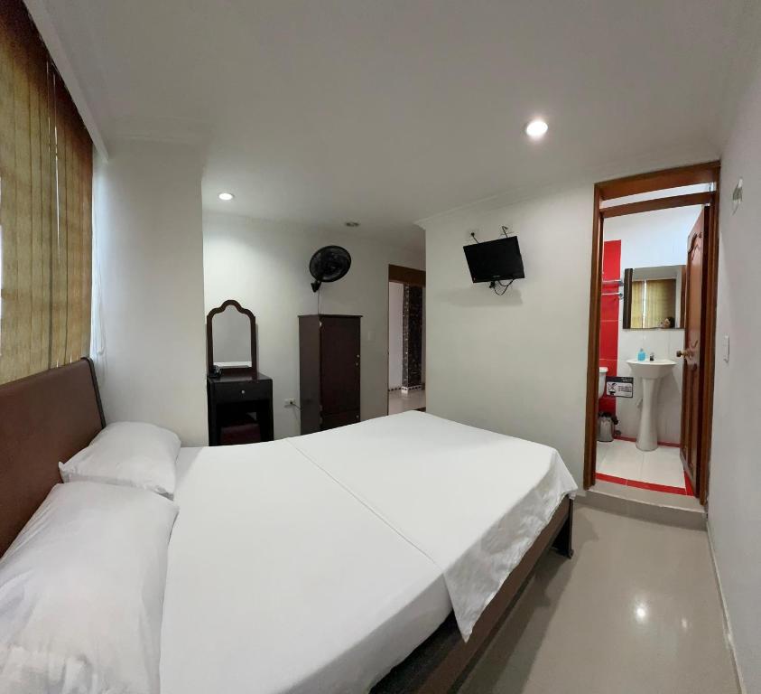 En eller flere senge i et værelse på Hotel Sangil Tuluá