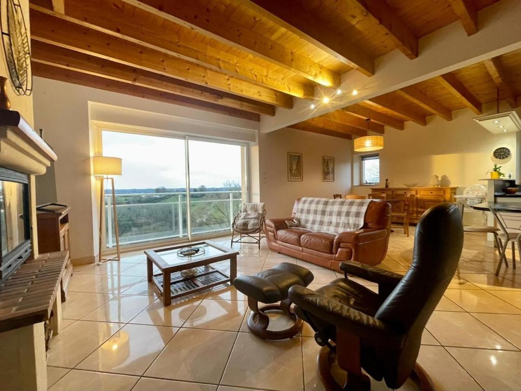 Khu vực ghế ngồi tại La Maison de la Colline