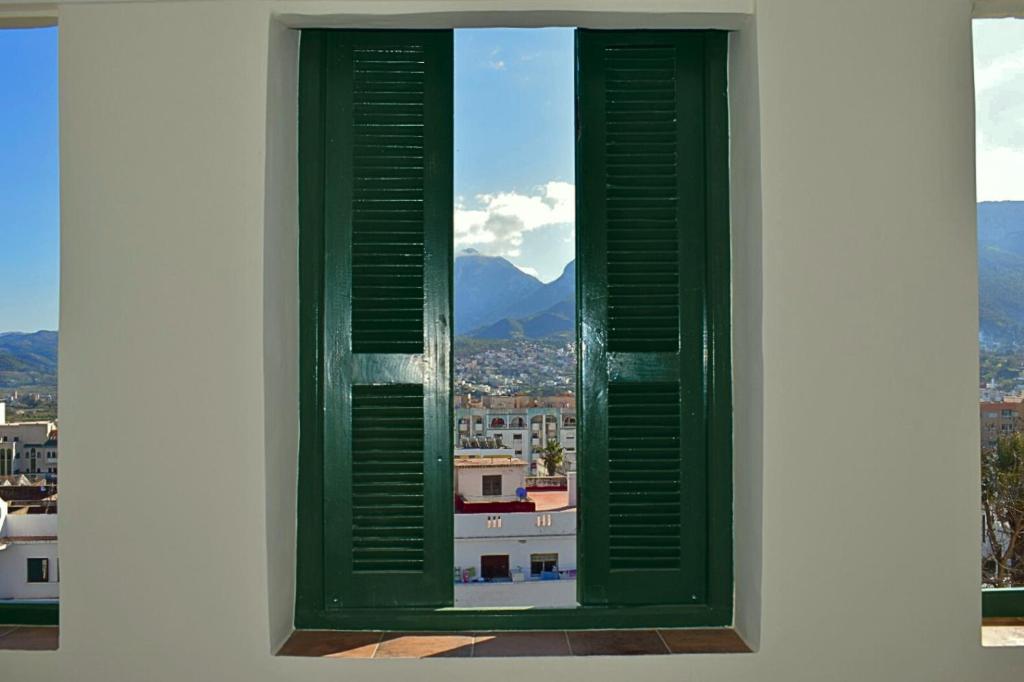una finestra con vista sulla città di Luxurious apartment at top location with scenic mountain view a Tétouan