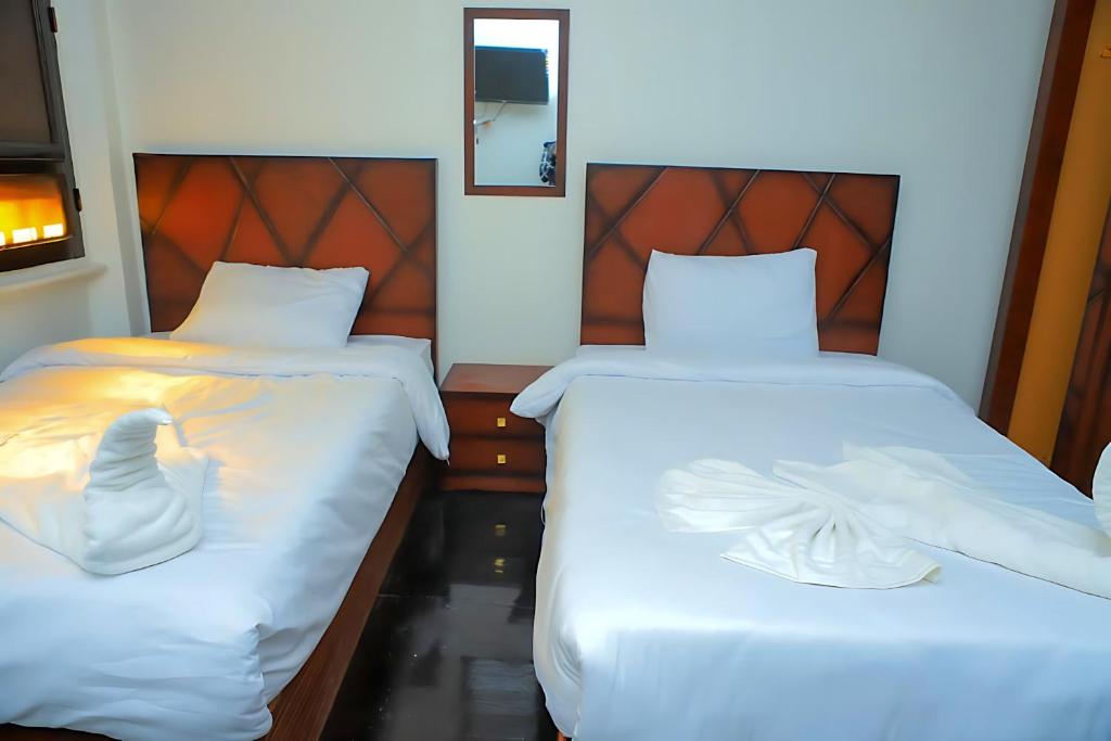 Giường trong phòng chung tại Kings Palace