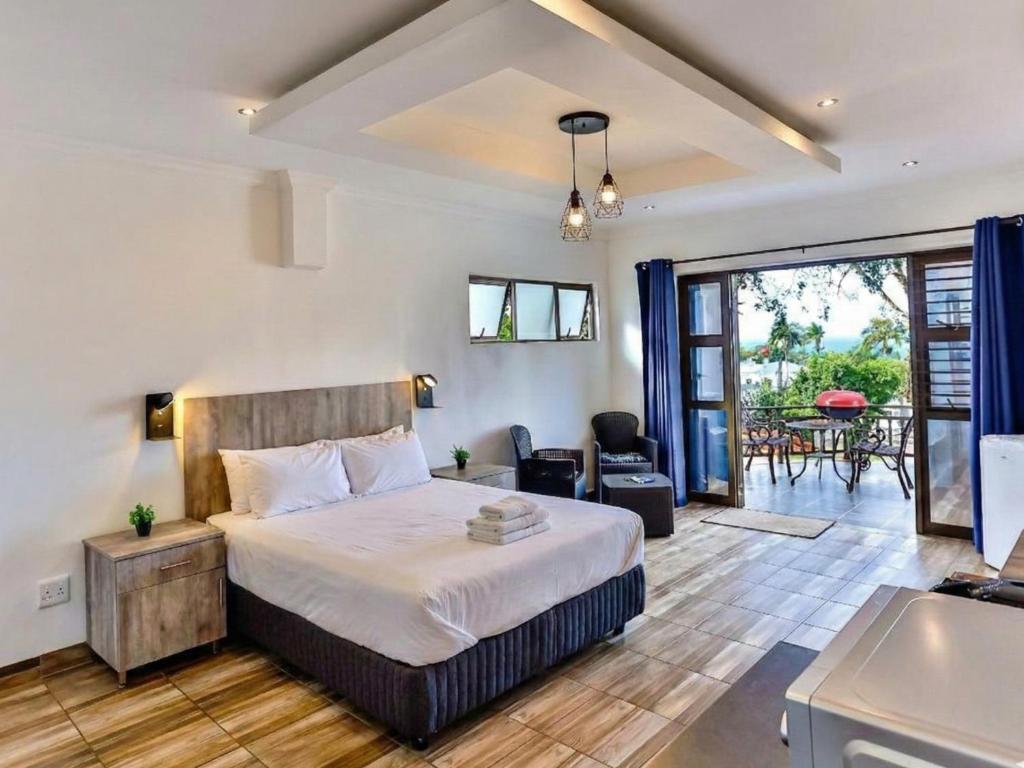 una camera da letto con un letto e un soggiorno di Van Gogh a Ballito