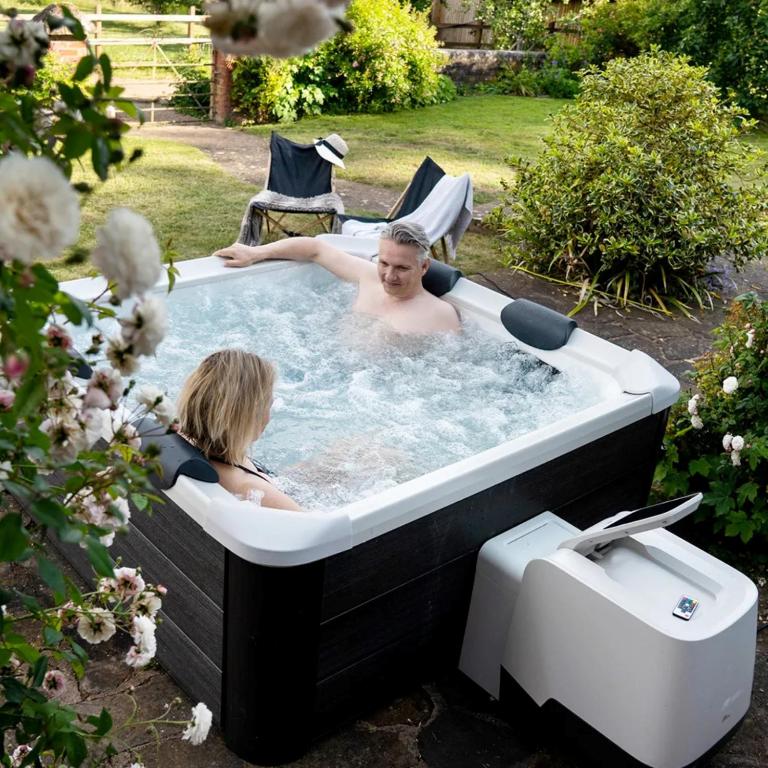 a man and a woman in a bath tub at SOHORO Forest Hill Spa by "elite" in Kampíon