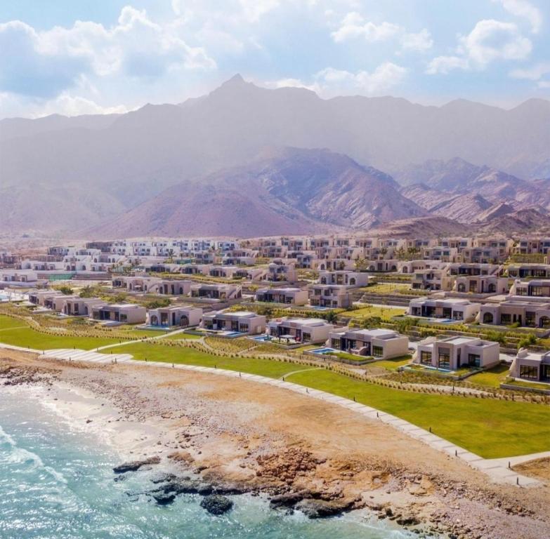 een luchtfoto van een resort aan het strand bij The Beach House by JS in Muscat