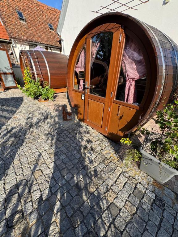 a wooden hobbit house with a barrel at Schlafen im Weinfass in Ipsheim