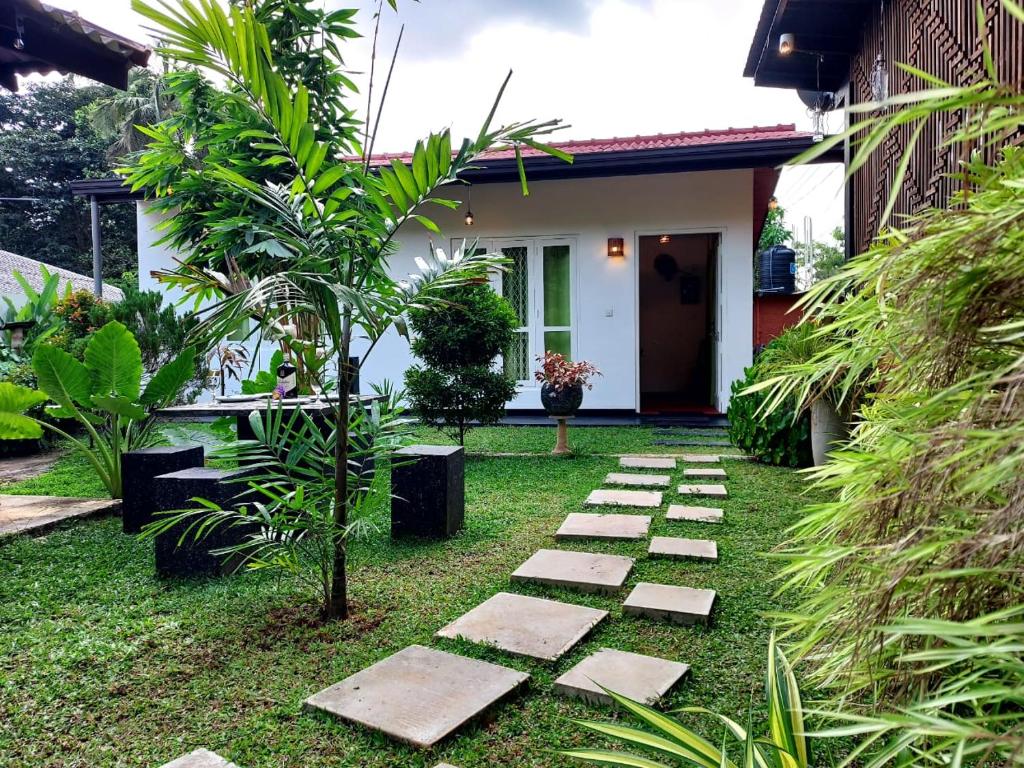 Zahrada ubytování Dhanashi Villa Talalla