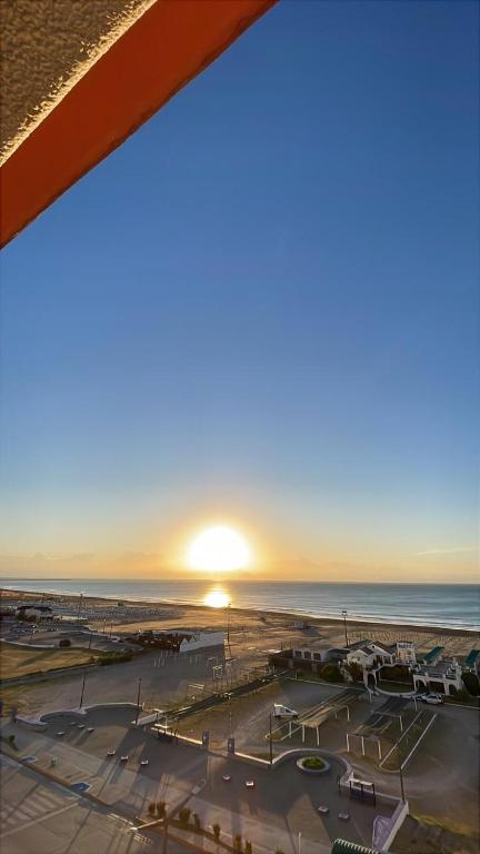 a view of a parking lot with the ocean in the background at Amanecer del Mar in Necochea