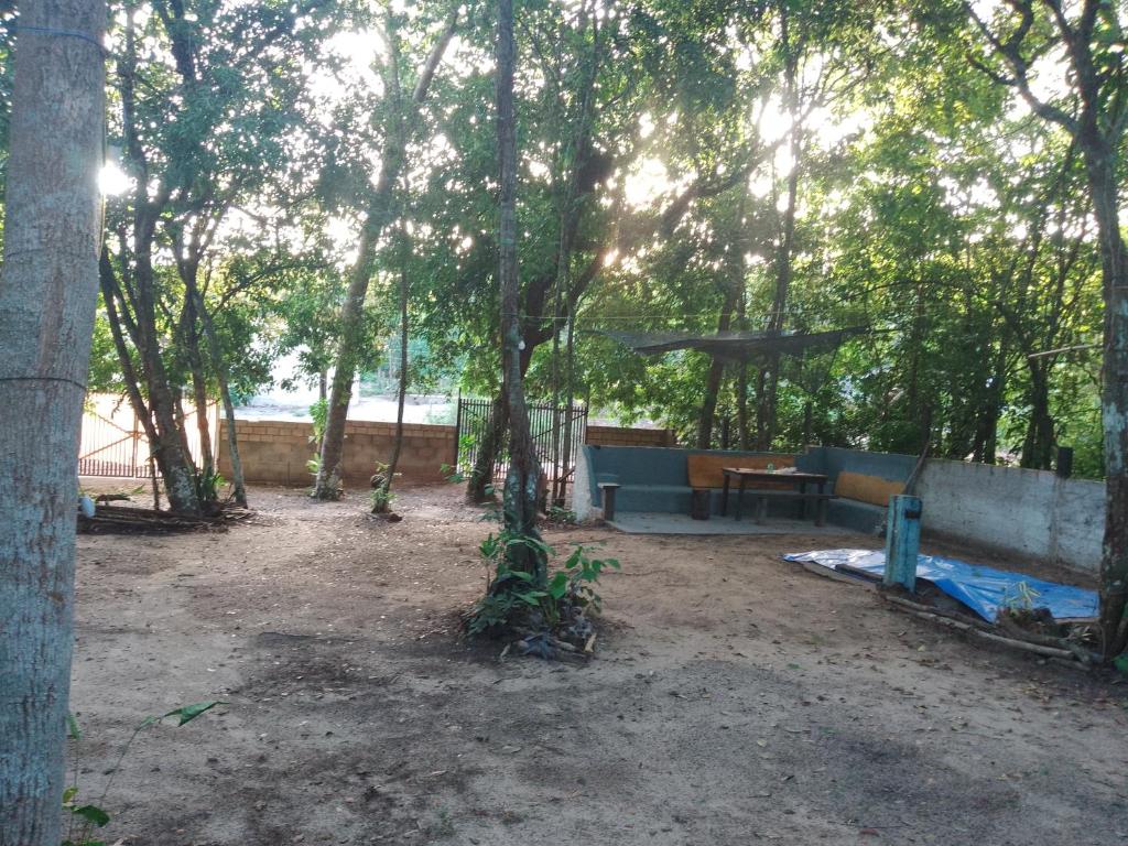 un parco con un parco giochi con un tavolo e alberi di fusio ad Alter do Chão