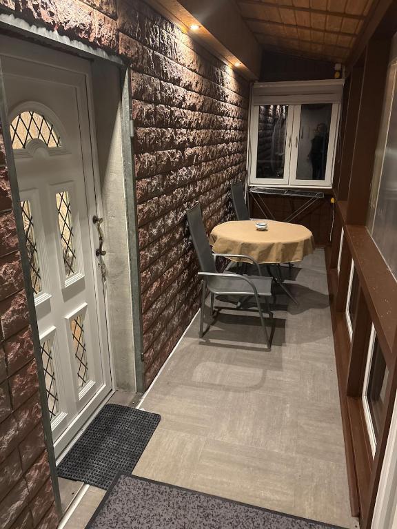 een kamer met een tafel en stoelen naast een bakstenen muur bij Top location central in Rüsselsheim