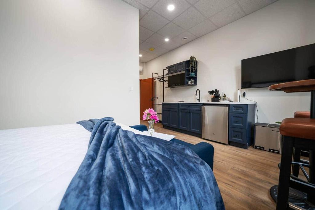 a room with a kitchen and a living room at Blue Room @ The MillRows Suites in New Glasgow