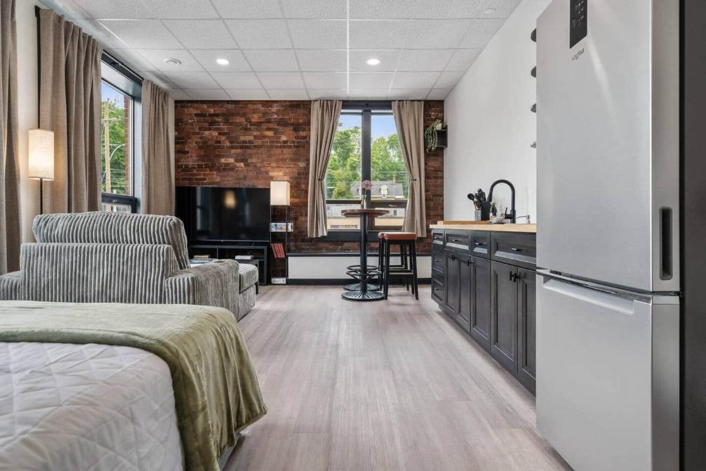 a room with a kitchen and a living room at The Library @TheMillRowsSuites in New Glasgow