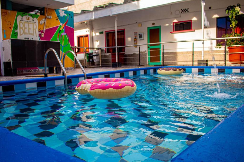 una piscina con due gonfiabili in acqua di SGH Mathilu Rodadero a Santa Marta