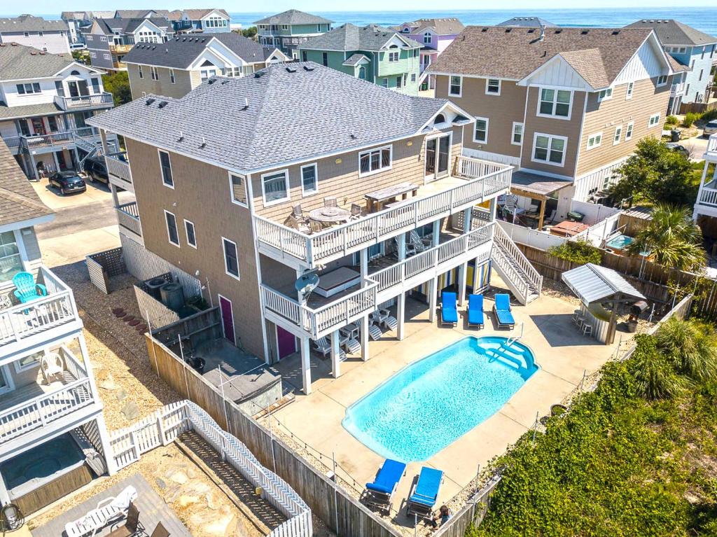 een luchtfoto van een huis met een zwembad bij 1676 - Good Humor in Corolla