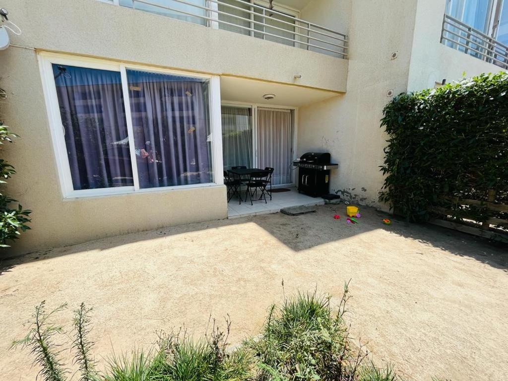 een huis met een patio ervoor bij Apartment with a private backyard in Los Molles