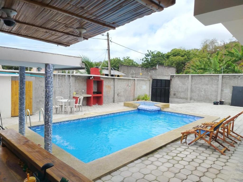 Oasis de Laura في أتاكاميس: مسبح مع طاولة وكراسي على فناء