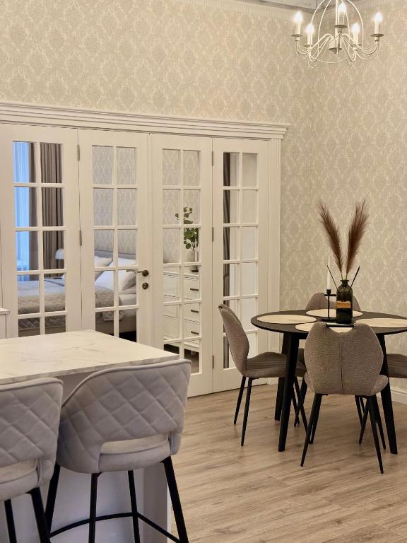 a dining room with a table and chairs at Insula Poilsio Namai in Telšiai