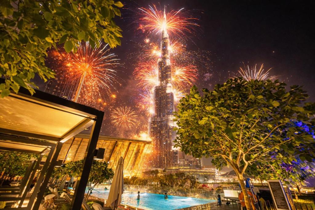 Bazén v ubytování Luxury Grande Suites by Hostiva - Full City View nebo v jeho okolí