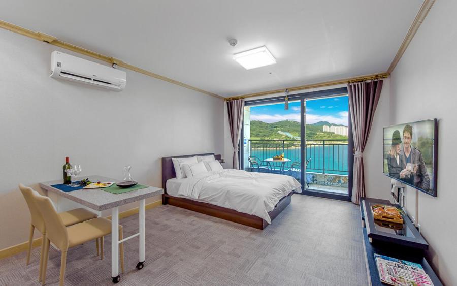 TV a/nebo společenská místnost v ubytování Onda D'oro Hostel