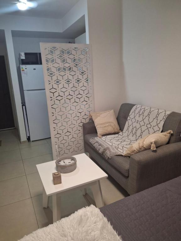 een woonkamer met een bank en een tafel bij Excellent Monoambiente in Santos Lugares