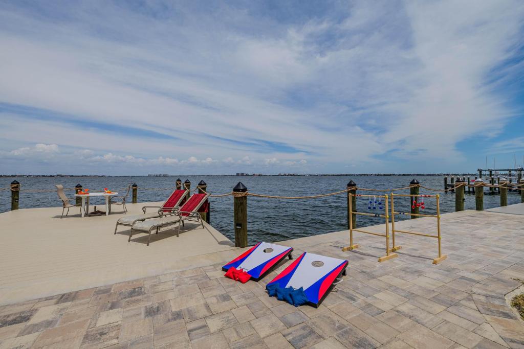 een pier met stoelen en een tafel op het water bij SeaBreeze Vista in Iona