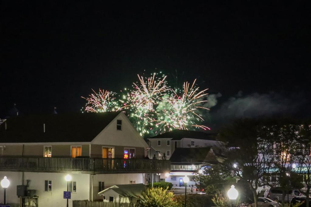een huis met vuurwerk op de achtergrond 's nachts bij Couple's Corner - 2 Blocks to the Boardwalk - Panoramic Views of Assateague Island, Bay and Ocean - Assateague House 411 in Ocean City