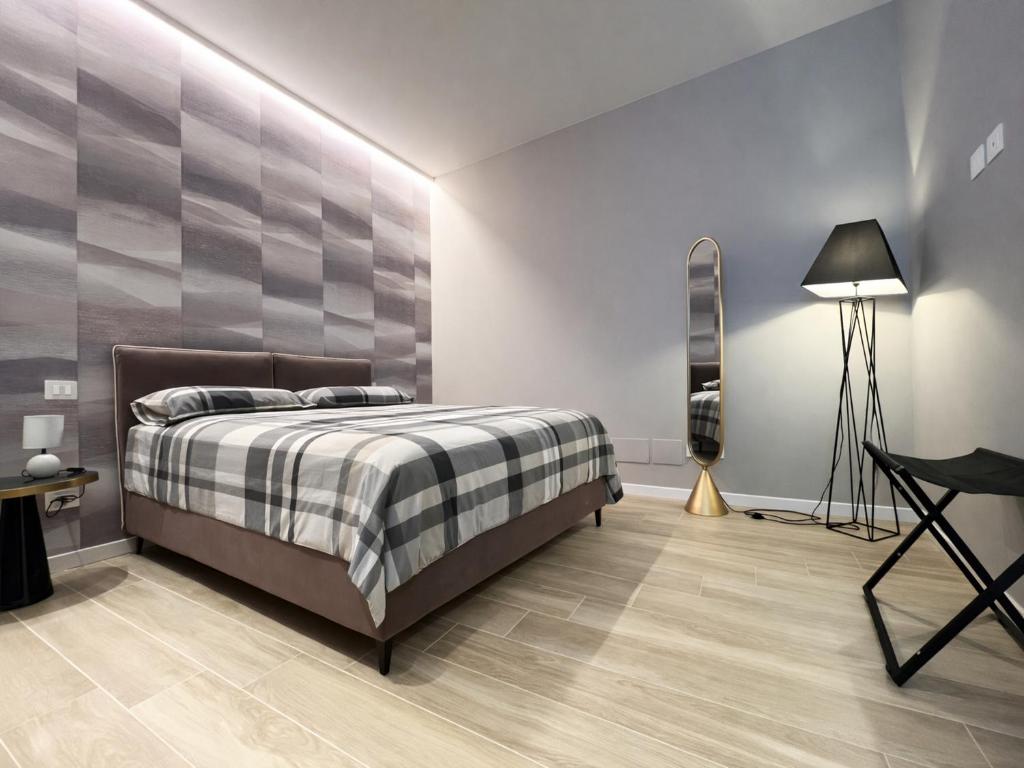 - une chambre avec un lit, une table et un tripode dans l'établissement InCentro Boutique Apartments, à Macerata