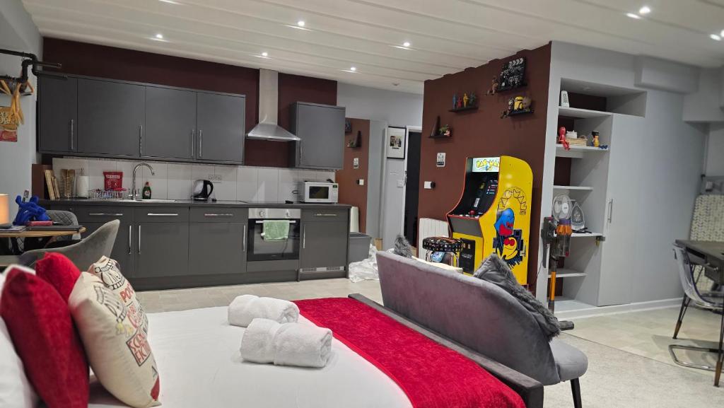 ein Wohnzimmer mit Sofa und eine Küche in der Unterkunft Victoria Loft in Bowness-on-Windermere