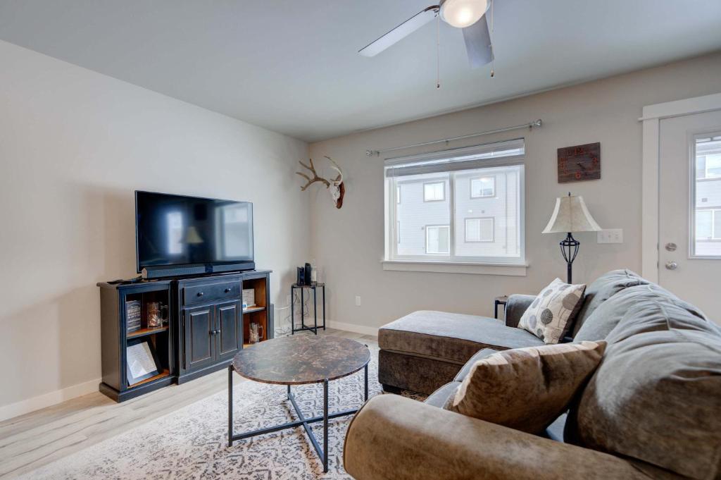 un salon avec un canapé et une télévision dans l'établissement Mountain View Haven in Belgrade, à Belgrade