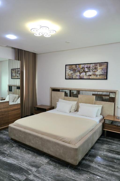 una camera da letto con un letto grande in una stanza di NOVA PREMIUM ROOMs a Dakar