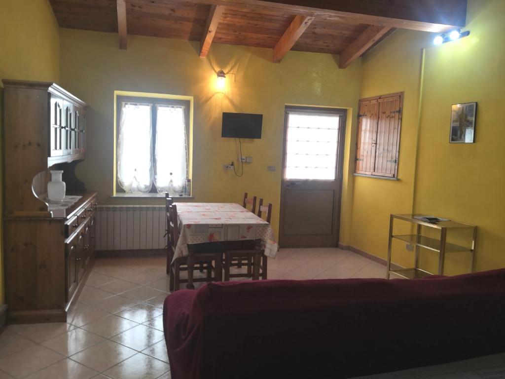 een eetkamer met een tafel en stoelen in een kamer bij Casa Sul Ruscello in Urbiano