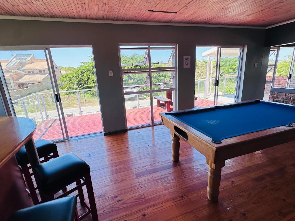 a room with a pool table in a room withwindows at Adventure House - Colchester - 5km from Elephant Park in Colchester