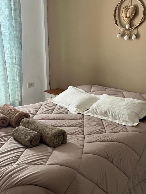 En eller flere senge i et værelse på Habitación privada con baño para 2