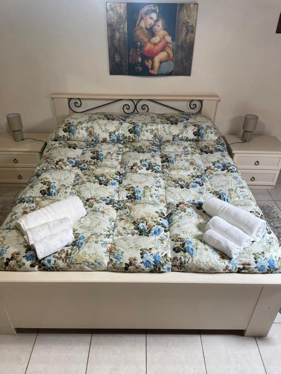 un letto con due asciugamani e una trapunta sopra di Glory House a Mazzarino