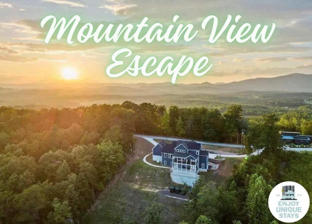 een luchtfoto van een herenhuis met de zonsondergang op de achtergrond bij Mountain View Escape in Taylors