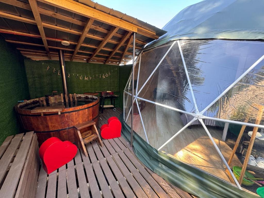 een kamer met een bubbelbad met twee rode harten bij Domo con Tinaja Privada in Tomé