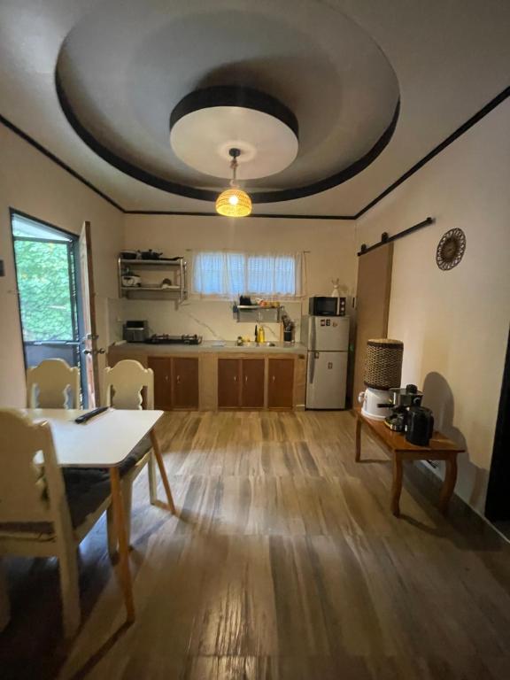 Nhà bếp/bếp nhỏ tại Shaka Soul Siargao