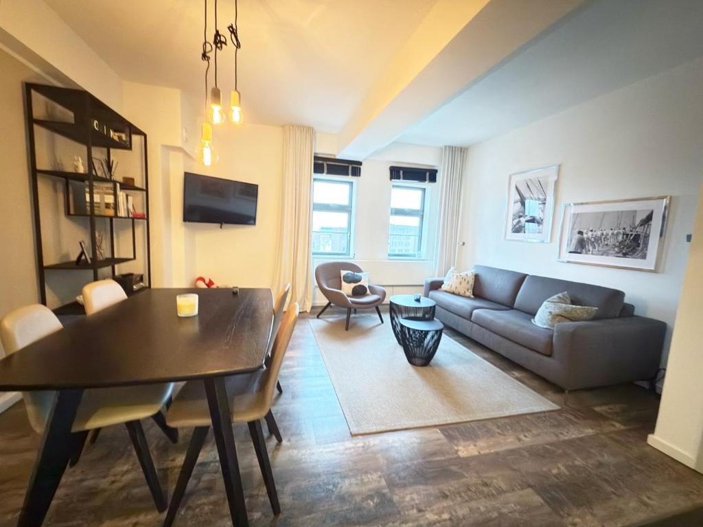 Posezení v ubytování Historischer Ohlerich Speicher Wismar Apartment 18 mit Hafenblick- 2 Bäder - UNESCO Weltkulturerbe