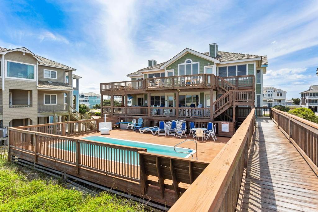 une maison avec une terrasse et une piscine dans l'établissement 6119 - Gone Coastal, à Nags Head