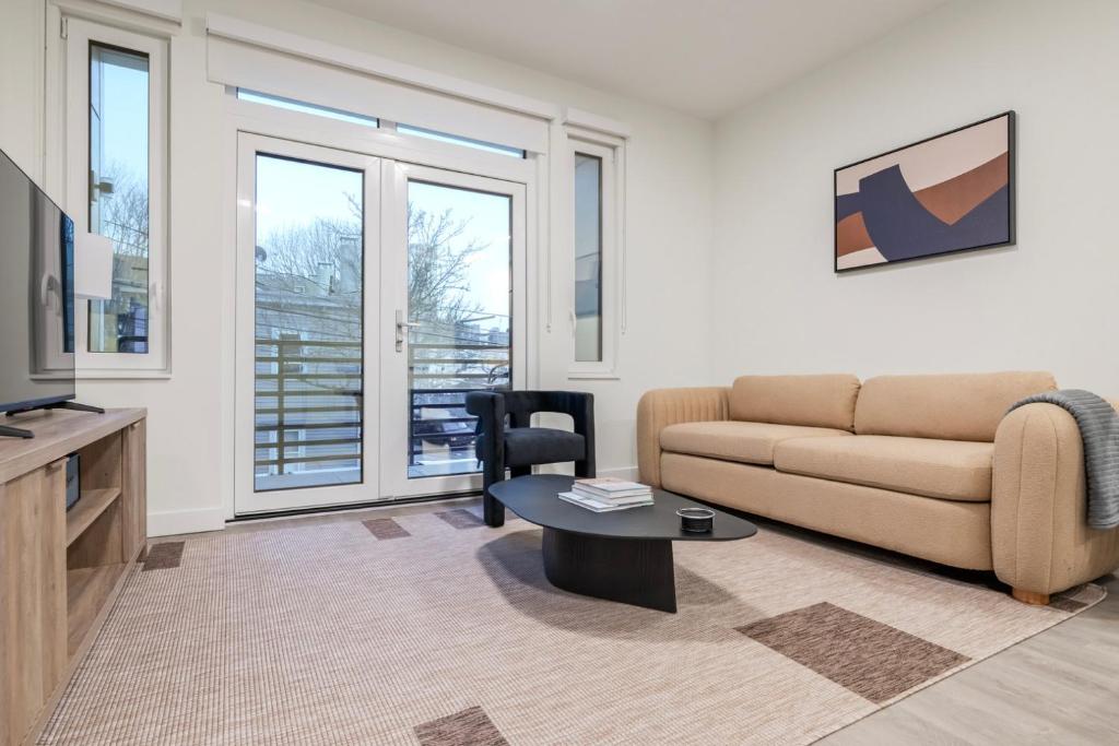 un soggiorno con un divano e un tavolo di Blueground Ward Two rooftop nr Prospect Hill BOS-1265 a Somerville