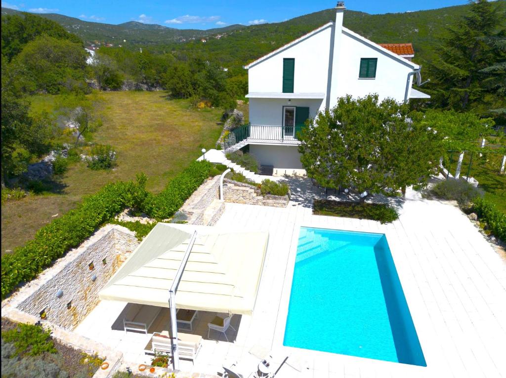 an aerial view of a house and a swimming pool at Villa Bacio with heated pool, starlink internet in Brštanovo