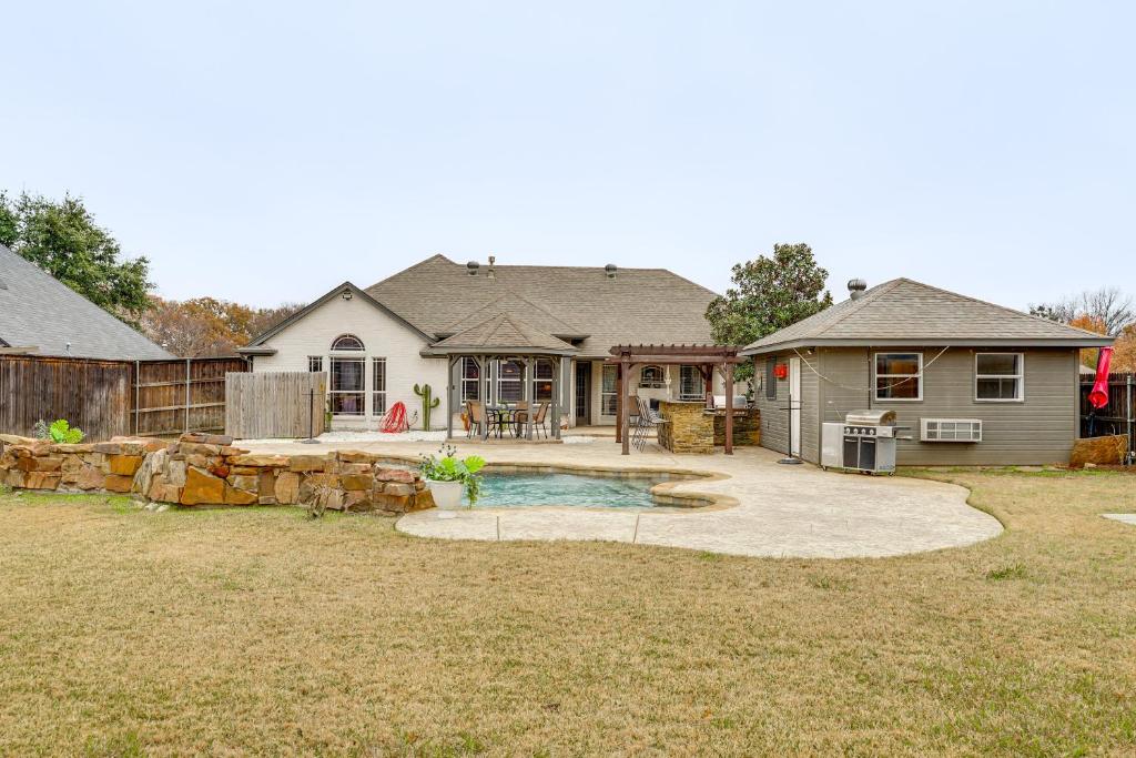 Group-Friendly Burleson Getaway w/ Outdoor Oasis, Burleson (updated ...