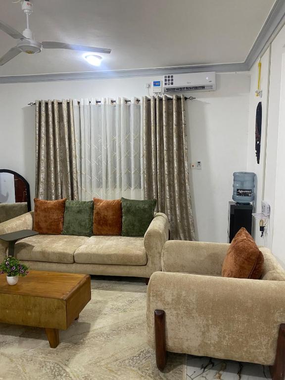 un salon avec deux canapés et une fenêtre dans l'établissement Casa Bellah Sunset, à Watamu