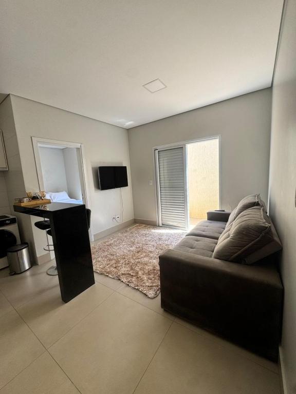 een slaapkamer met een bed, een bureau en een tafel bij Magnolia Flat in Formosa