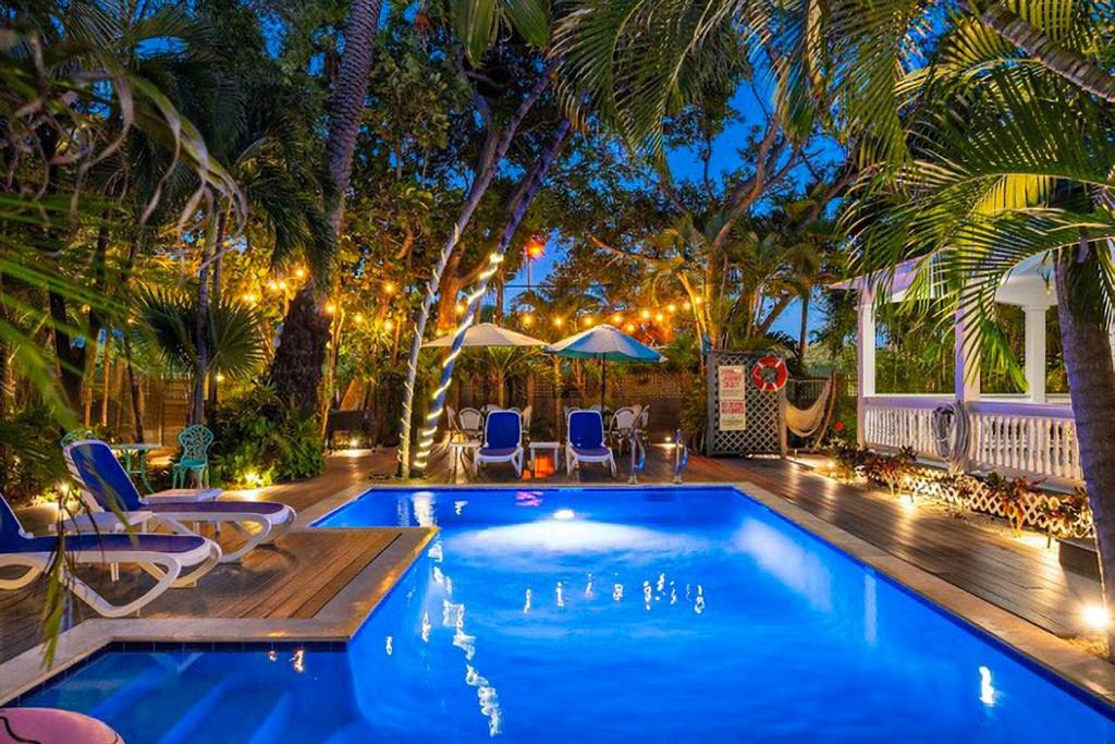 una piscina con sedie e un barcaiolo di Papa's Hideaway a Key West